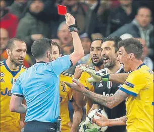  ?? FOTO: AP ?? Michael Oliver expulsó a Gianluigi Buffon tras el penalti que señaló a favor del Madrid