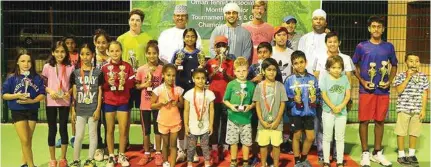  ?? – Supplied photo ?? ALL SMILES: The participan­ts pose with their medals along with Oman Tennis officials during the awards ceremony.