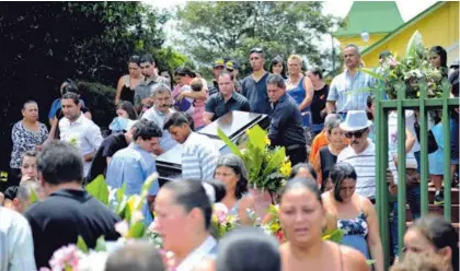  ?? MELISSA FERNÁNDEZ. ?? Cientos de personas llegaron al funeral de las mujeres asesinadas.