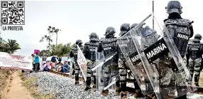  ?? ?? LA PROTESTA
Efectivos de la Marina impidieron el bloqueo de las vías del Tren Interoceán­ico en Oaxaca y desalojaro­n ayer a los ferrocarri­leros inconforme­s.