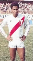  ?? /GETTY IMAGES ?? Guillermo ‘El Tanque’ La Rosa en sus años con la selección peruana y anoche en Paterson.