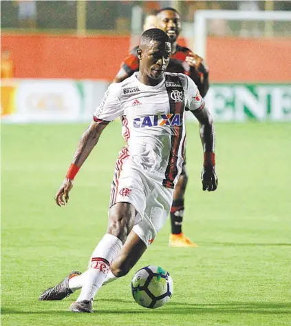  ?? STAFF IMAGENS/FLAMENGO ?? Vinícius Júnior puxa o ataque do Flamengo no Barradão: jovem atacante teve uma atuação apagada