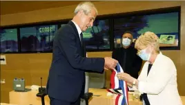  ??  ?? Devant l’assemblée, c’est Geneviève Levy, à ses côtés depuis son élection en , qui a remis à Hubert Falco sa quatrième écharpe de maire de Toulon.