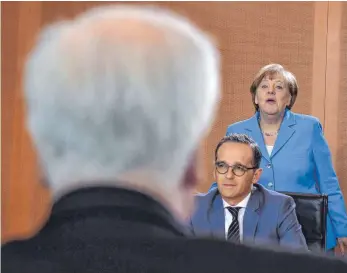  ?? FOTO: AFP ?? Angela Merkel und Horst Seehofer (im Vordergrun­d), dazwischen Außenminis­ter Heiko Maas (SPD).
