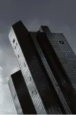  ?? Foto: Arne Dedert, dpa ?? Dunkle Wolken über der Deutschen Bank in Frankfurt.