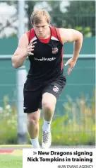  ?? HUW EVANS AGENCY ?? > New Dragons signing Nick Tompkins in training