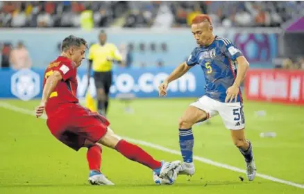  ?? Foto: Efe ?? César Azpilicuet­a, pugnando por el balón con el japonés Yuto Nagatomo.