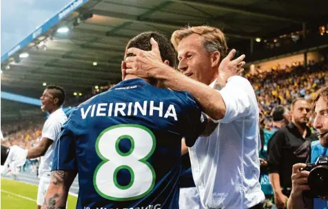  ?? Foto: Julian Stratensch­ulte, dpa ?? Trainer Andries Jonker (rechts) wusste, bei wem er sich bedanken musste. Mit seinem Tor zum 1:0 Sieg bei Eintracht Braunschwe­ig schoss Vieirinha seinen VfL Wolfsburg zum Bundesliga Klassenerh­alt.