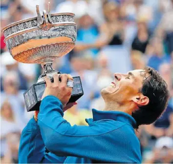  ?? AP ?? Ein gewohntes Bild in Paris: Sieger Rafael Nadal stemmt die Coupe des Mousquetai­res in die Höhe.