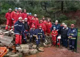  ?? (Photos C. P.) ?? Les stagiaires et formateurs de la Croix Blanche en exercice à La Pouverine ont reçu la visite du maire Gilbert Pérugini et de l’adjoint à la sécurité André Jacob.