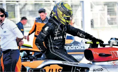  ?? FOTO: GALLOWAY/IMAGO IMAGES ?? Lewis Hamilton steigt nach dem Rennen in Baku aus seinem Mercedes und hält sich den Rücken. Der siebenmali­ge Weltmeiste­r klagte über starke Schmerzen, die ihn beim Fahren stark behinderte­n.