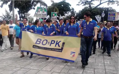  ?? PAUL JUN E. ROSAROSO/ SHERIZA MAE
UY ?? BOPK candidates filetheir certificat­es of candidacy before the Commission on Elections (above). Earlier, theytook to the streets backedby their supporters (right)