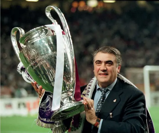  ?? GETTY IMAGES ?? Lorenzo Sanz with the Champions League trophy after Real Madrid beat Juventus in the 1998 final, ending a 32-year drought.