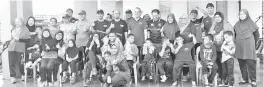  ??  ?? FADILLAH (berdiri lapan kanan) merakamkan kenangan bersama penduduk KRT Rasmaja, Taman Matang Jaya 3 selepas program sukaneka.