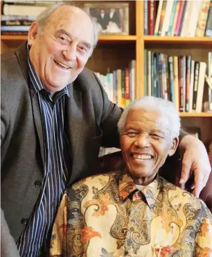  ?? Foto: Nelson Mandela Fd./D. Yazbek ?? Freunde und Kampfgefäh­rten: Denis Goldberg und Nelson Mandela