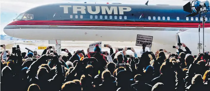  ??  ?? Flugzeuge der Größe einer Boeing 757 sieht man in Dubuque, Iowa, eher selten – noch dazu, wenn sie einem Multimilli­onär und Neopolitik­er wie Donald Trump gehören.