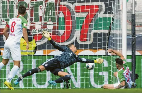  ?? Foto: Imago ?? Im Hinspiel traf Marco Richter (rechts) schon in der ersten Minute für den FC Augsburg. Bayern-Torwart Manuel Neuer streckt sich vergeblich, während Rani Khedira gleich zum Jubeln ansetzen wird. Am Ende stand es 2:2. Ein Ergebnis, das dem FCA auch am Sonntag gut gefallen würde.