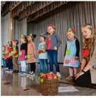  ?? Foto: Klaus-dieter Kirschner ?? Mit einem Singspiel erfreute der Sontheimer Kindergart­en die Steinheime­r Senioren.