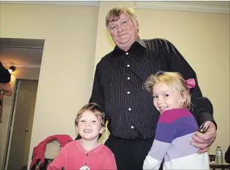  ?? KRIS DUBE
THE WELLAND TRIBUNE ?? Pelham mayor-elect Marvin Junkin with grandchild­ren Jack and Charlotte at his victory party Monday night.