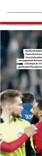  ?? ?? ÁS PELOS ARES. Pedro Martins é levantado pelos seus jogadores durante os festejos do ‘tri’ ganho pelo Olympiacos