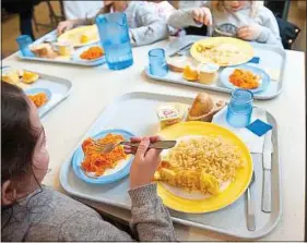  ??  ?? Les assiettes en faïence sont moins légères que celles en copolyeste­r.