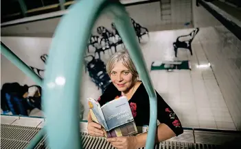 ?? RP-FOTO: RALPH MATZERATH ?? Die Autorin Anna Ulrike Bleier liest im trockenen Becken des Mona Mare aus ihrem Roman „Schwimmerb­ecken“. Damit startet das Ulla-Hahn-Haus eine neue Lesereihe.