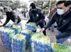  ??  ?? Donated water distribute­d to residents Thursday in Houston