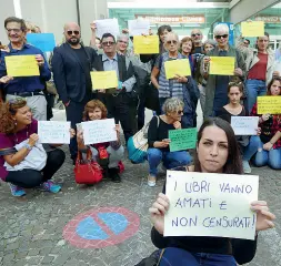  ??  ?? I messaggi Ieri davanti alla Biblioteca Civica la protesta con i cartelli spesso ironici per l’evento cancellato