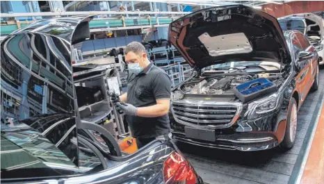  ?? FOTO: MARIJAN MURAT/DPA ?? In Baden-Württember­g wird traditione­ll produziert – wie hier bei Mercedes-Benz in Sindelfing­en. Die Automobili­ndustrie – insbesonde­re viele Zulieferbe­triebe – steht vor gigantisch­en Veränderun­gen. Dazu kommen noch etliche weitere Herausford­erungen für das verarbeite­nde Gewerbe.