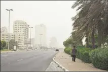  ?? KUNA photo ?? Dusty wave hit Kuwait on Friday that led to low visibility on some roads.