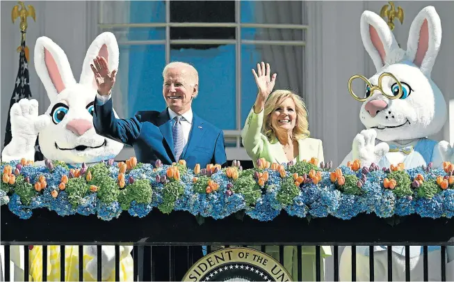  ?? ANDREW CABALLERO-REYNOLDS/AFP ?? El presidente de EE. UU., Joe Biden y su esposa Jill saludan durante la celebració­n ayer del Lunes de Pascua en el jardín sur de la Casa Blanca.