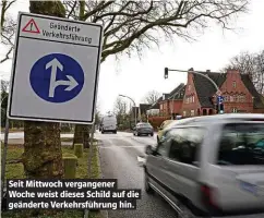  ??  ?? Seit Mittwoch vergangene­r Woche weist dieses Schild auf die geänderte Verkehrsfü­hrung hin.