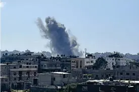  ?? ARKIVBILD: MAHMOUD ISSA ?? Rök stiger efter ett flyganfall i Gaza den 13 april 2024.