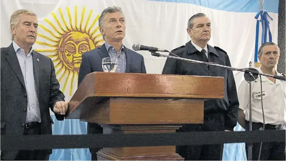  ?? EFE. ?? Otros tiempos. El presidente Macri, flanqueado por el ministro Aguad y el ahora ex jefe de la Armada almirante Marcelo Srur.