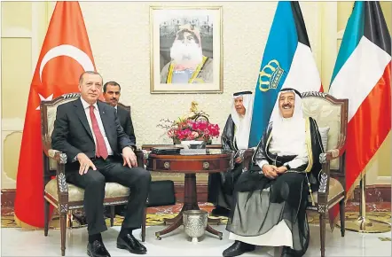  ?? [ AFP ] ?? Der türkische Präsident Erdogan˘ und der Emir von Kuwait, al-Sabah, wollen in der Katar-Krise vermitteln.