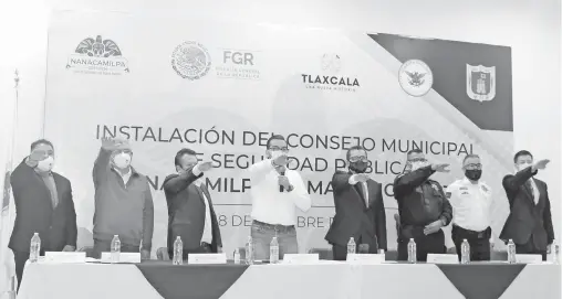  ?? /JESÚS ZEMPOALTEC­A ?? Los miembros del Consejo Municipal de Seguridad de Nanacamilp­a rindieron protesta al cargo