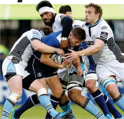  ??  ?? Crowding them out: the Warriors players, including Jonny Gray (right), put pressure on Leinster