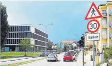  ?? FOTO: HERFURTH ?? Zwischen dem Haus der Betreuung und Pflege am Deutenberg und dem Culinara in VS-Schwenning­en ist vor einem Monat eine Tempo-30-Zone eingericht­et worden.