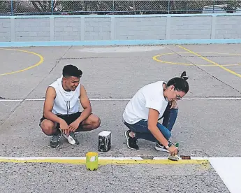  ?? FOTO: SECRETARÍA DE ESTADO DE LA PRESIDENCI­A ?? La embajadora de Marca País, Camen Boquín, con familiares y vecinos realizó el pintado de la cancha.