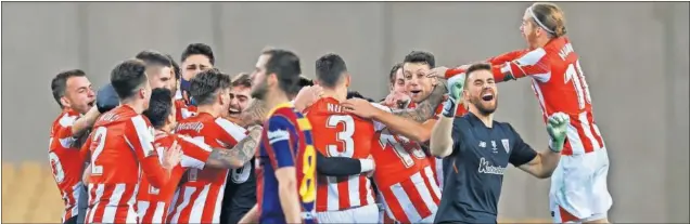  ??  ?? Los jugadores del Athletic celebran el título de la Supercopa de España nada más terminar el partido contra el Barça en La Cartuja, ante la decepción de Pjanic.