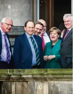  ?? Foto: Michael Kappeler, dpa ?? Luftschnap­pen auf dem Balkon vor den ersten Sondierung­en: CSU Unterhändl­er Tho mas Kreuzer, FDP Außenpolit­iker Alexander Graf Lambsdorff, Parteichef Christian Lindner, CDU Kanzleramt­schef Peter Altmaier, Kanzlerin Angela Merkel und der CSU Vorsitzend­e...