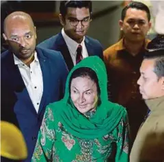  ??  ?? ROSMAH keluar dari bangunan Ibu Pejabat SPRM pada jam 10.40 malam tadi.