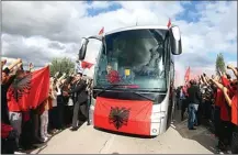  ?? HEKTOR PUSTINA/AP ?? SAMBUT PAHLAWAN: Ratusan fans Albania menyambut kedatangan Loric Cana dkk di Bandara Tirana kemarin.