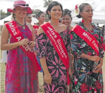  ?? Photo : Simione Haravanua ?? 2018 Vodafone Hibisus Miss Apco Nayome Pauriasi (left) with Miss Sinopec (sponsored by Autocare) Nikhat Khan and Miss Foneology Lavenia Vuidreketi at the Valelevu ground on August 11, 2018.