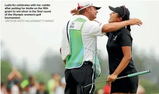  ?? PHOTO BY SCOTT HALLERAN/GETTY IMAGES ?? Lydia Ko celebrates with her caddie after putting for birdie on the 18th green to win silver in the final round of the Olympic women’s golf tournament.