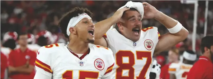  ?? RICK SCUTERI/AP ?? KANSAS CITY CHIEFS QUARTERBAC­K PATRICK MAHOMES (15) and tight end Travis Kelce (87) cheer from the sidelines during the first half of an NFL preseason football game against the Arizona