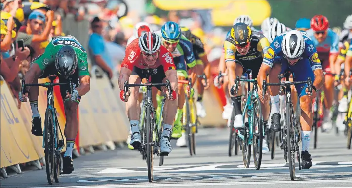  ?? FOTO: EFE ?? La cuarta etapa del Tour de Francia vivió un nuevo sprint agónico que una vez más cayó del lado del colombiano Gaviria, que ya supera en victorias a Nairo Quintana en el Tour de Francia