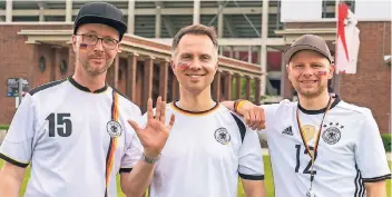  ?? FOTO: PRIVAT ?? Die liebevolle Feindschaf­t zwischen Köln und Düsseldorf ist diesem Trio schnuppe: Oliver Schubert, Benjamin Scholz und Christoph Baumann (v.l.) produziert­en zusammen einen Song zur Fußball-WM.