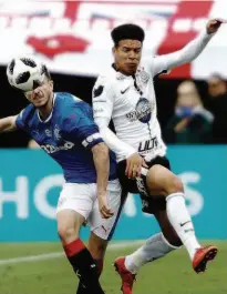  ?? Gregg Newton/AFP ?? O meia-atacante Marquinhos Gabriel disputa a bola na fraca atuação dos reservas diante do Rangers