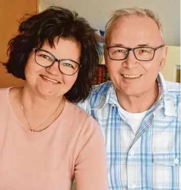  ?? Foto: Simone Bronnhuber ?? Das Ehepaar Roswitha und Stefan Lenz hat schwere Zeiten hinter sich, aber das hat die beiden noch mehr zusammenge­schweißt, wie sie im Interview erzählen. „Wir fangen neu an“, sagt die starke Ehefrau.